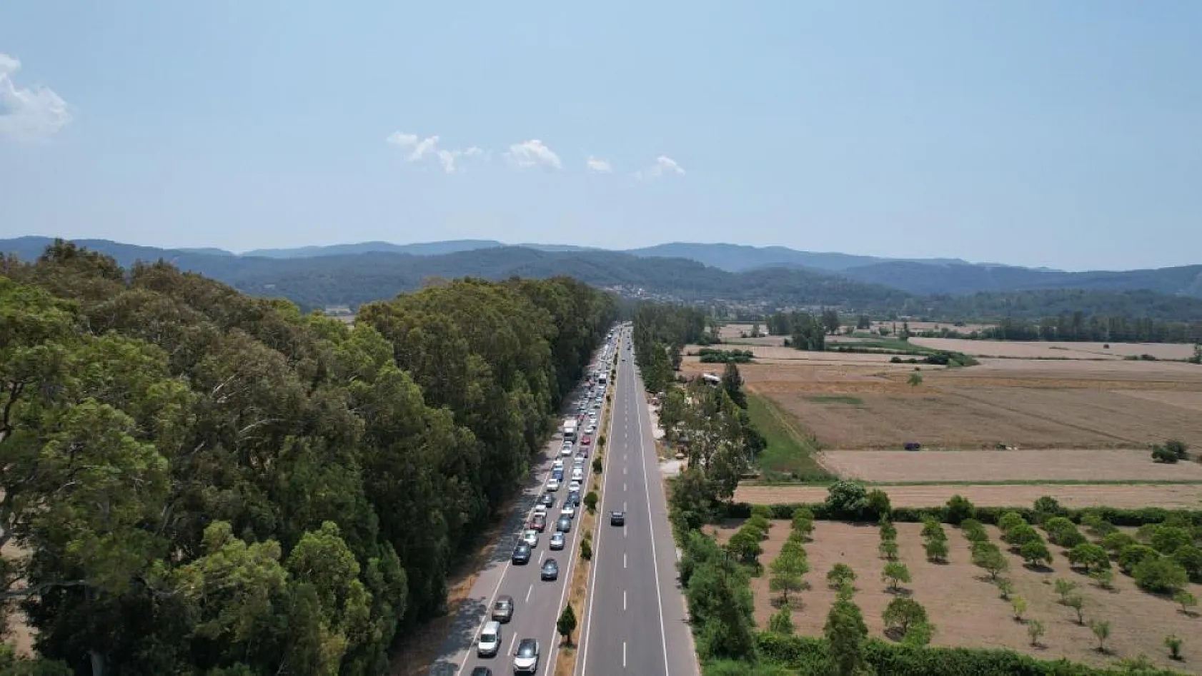 Marmaris-Gökova Yolu'nda 7 kilometrelik araç kuyruğu havadan görüntülendi