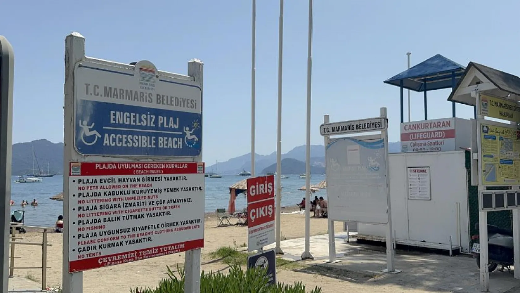 Marmaris'te mavi bayraklı halk plajında vatandaştan 'cankurtaran' ve 'soyunma kabini' tepkisi