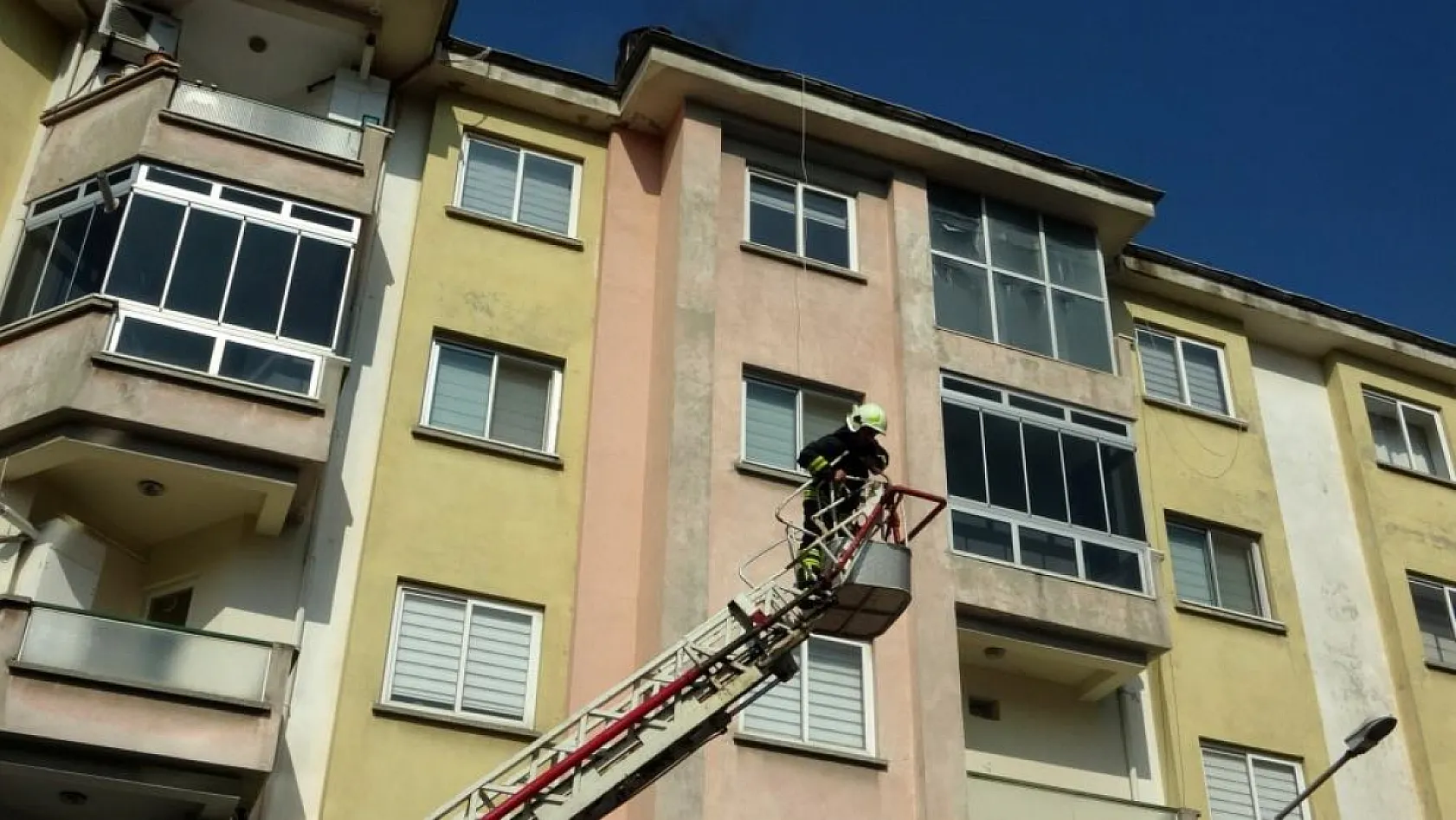 Menteşe'de apartman bacasında çıkan yangın paniğe neden oldu