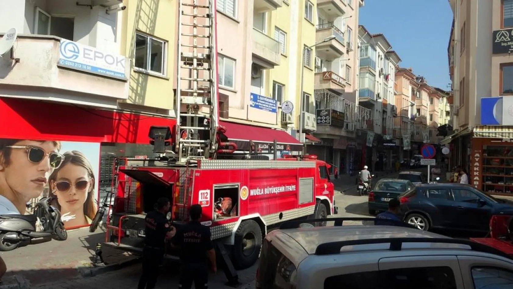 Menteşe'de apartman bacasında çıkan yangın paniğe neden oldu