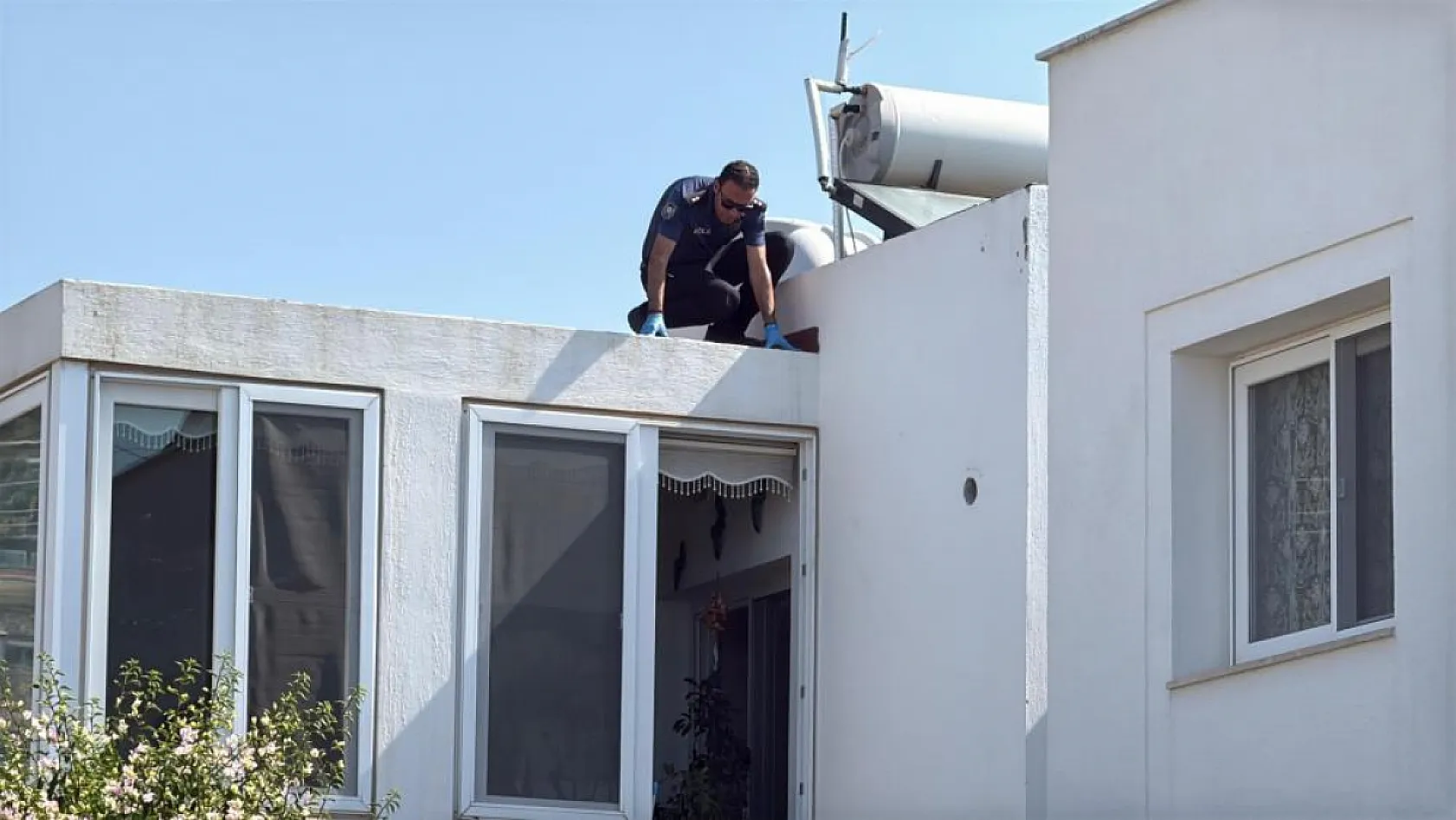 Bodrum'da emekli polis çatıdan düşerek can verdi