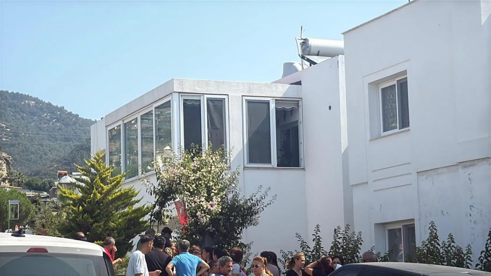 Bodrum'da emekli polis çatıdan düşerek can verdi