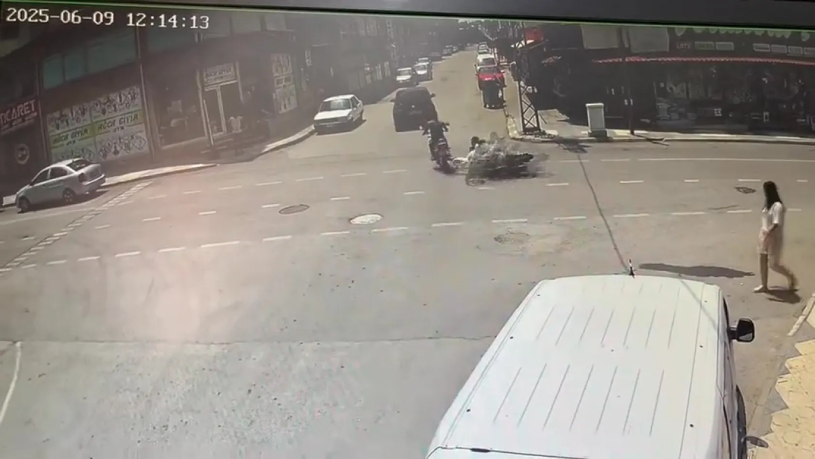 Çarpmayayım derken kaza yaptı