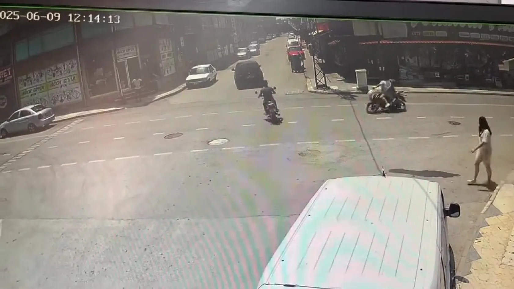 Çarpmayayım derken kaza yaptı