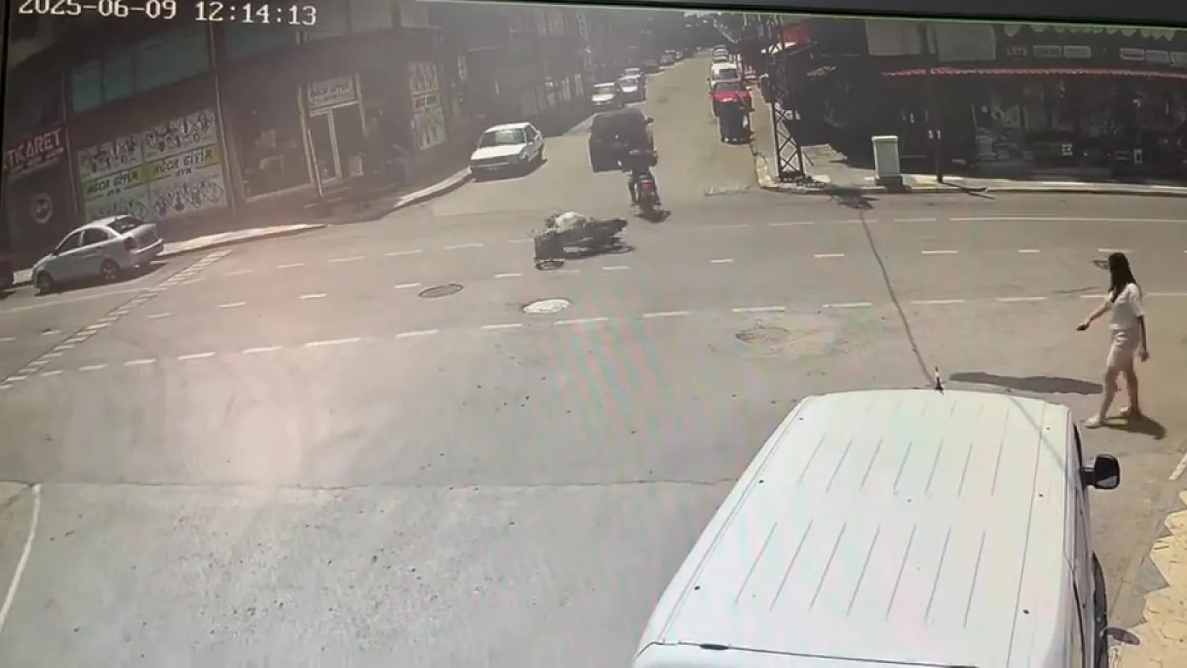 Çarpmayayım derken kaza yaptı