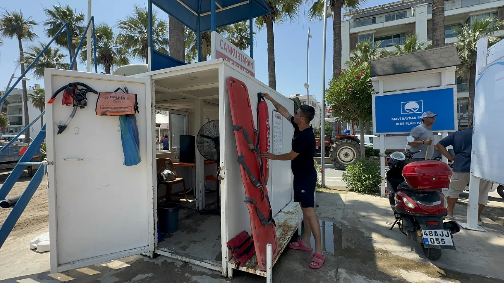 Marmaris'te Mavi bayraklı halk plajında cankurtaranlar göreve başladı
