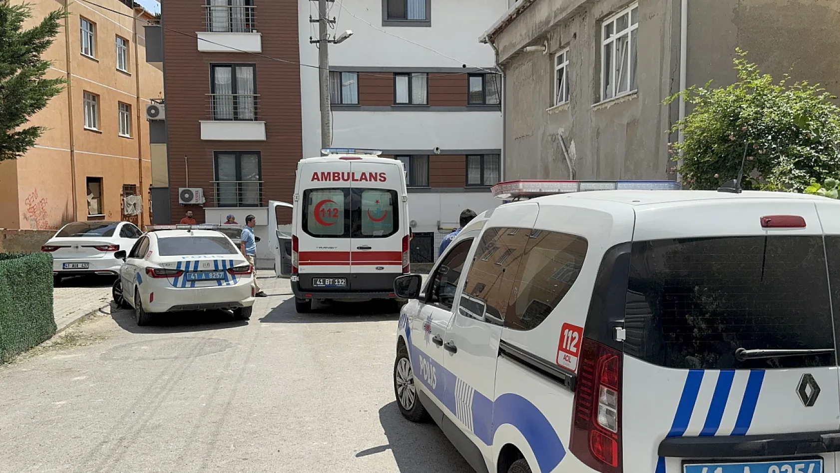 Bıçaklı kavgada 2 kardeş ve polis memuru yaralandı
