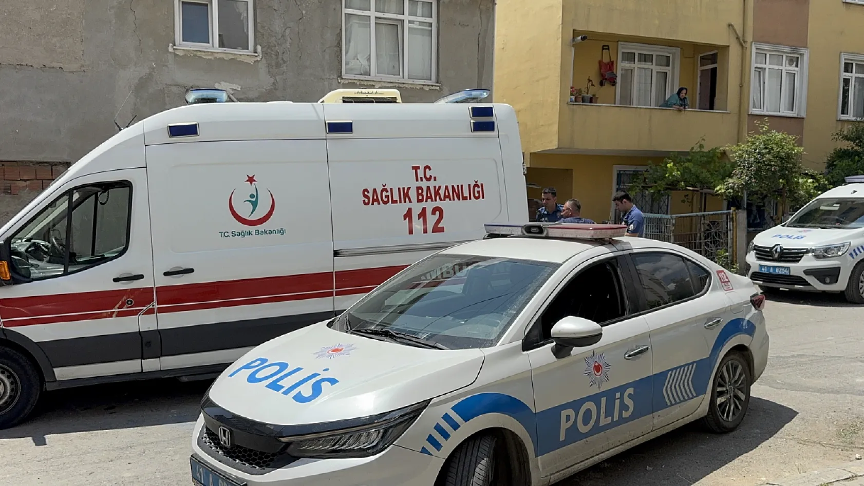 Bıçaklı kavgada 2 kardeş ve polis memuru yaralandı