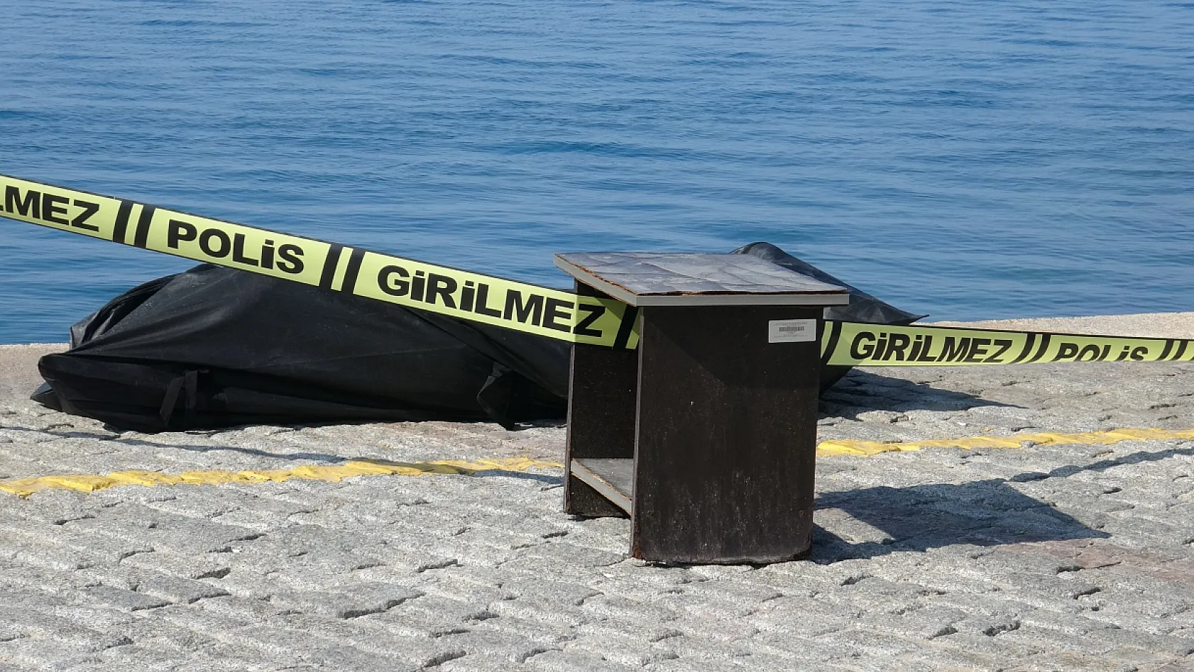 Manzara izleyen vatandaşlar fark etti, denizde erkek cesedi bulundu