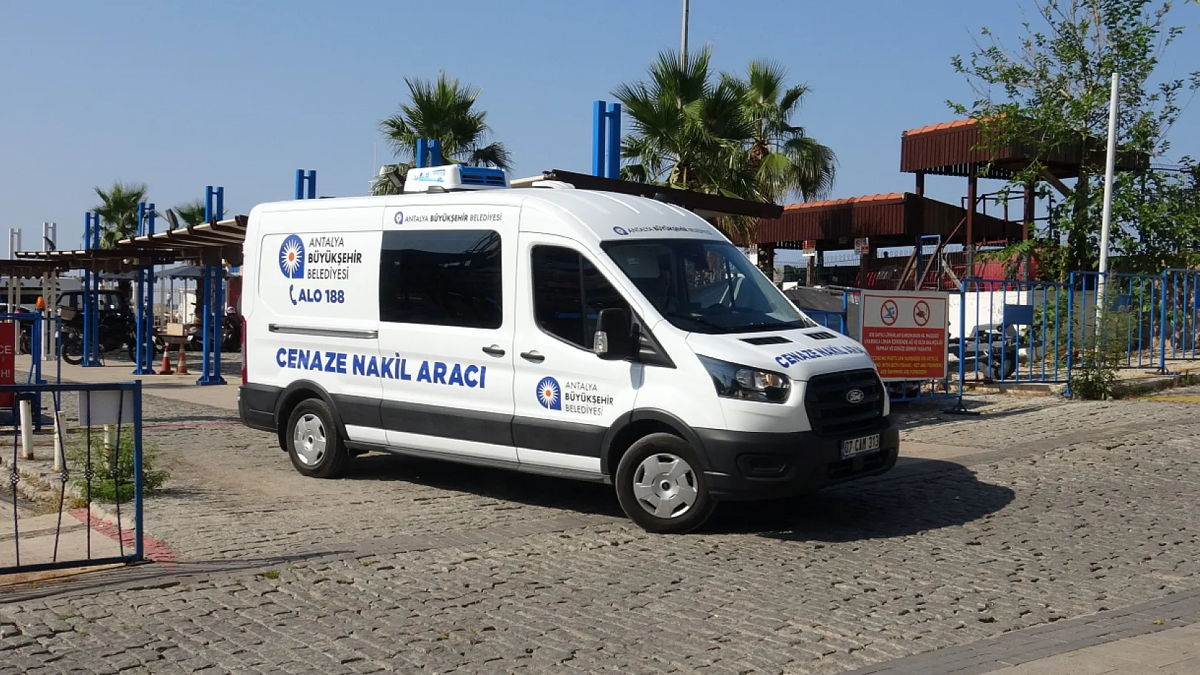 Manzara izleyen vatandaşlar fark etti, denizde erkek cesedi bulundu