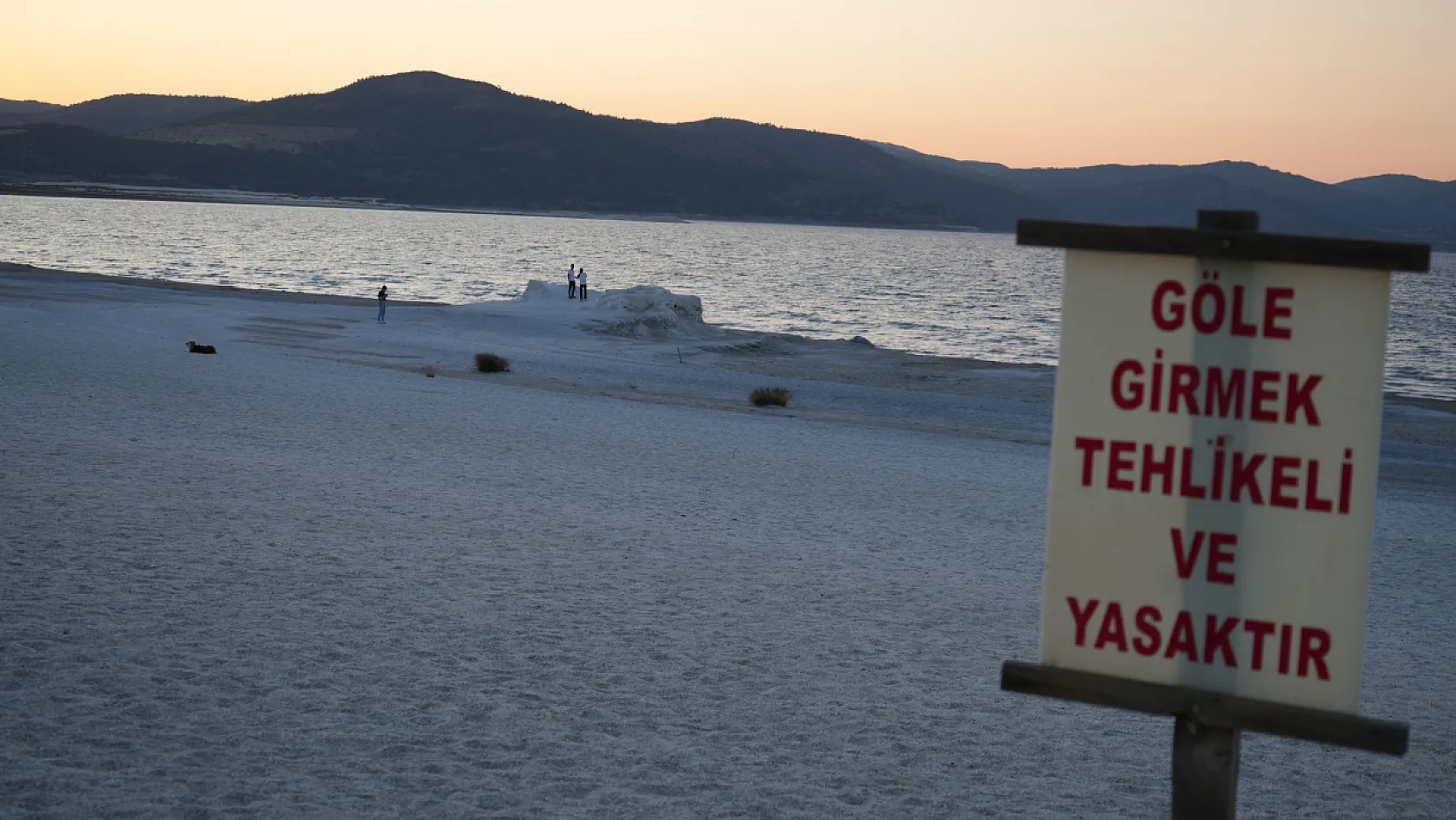 Salda Gölü'ne giren baba ve oğul boğuldu, kızı vatandaşlar kurtardı