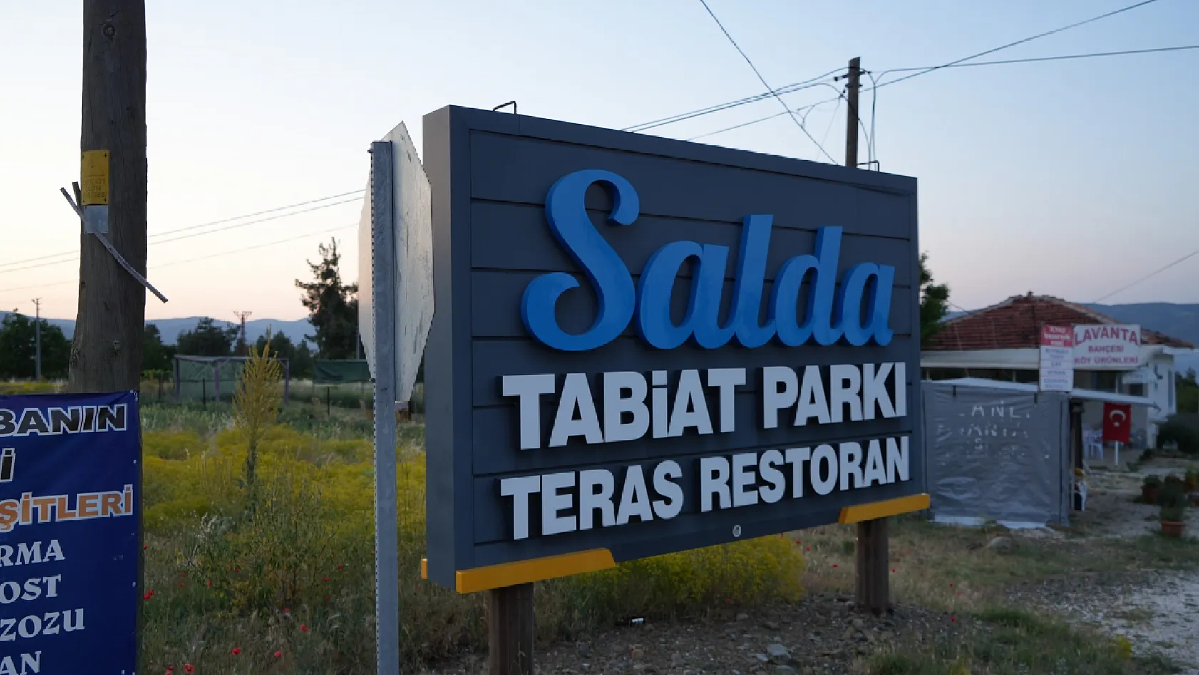 Salda Gölü'ne giren baba ve oğul boğuldu, kızı vatandaşlar kurtardı
