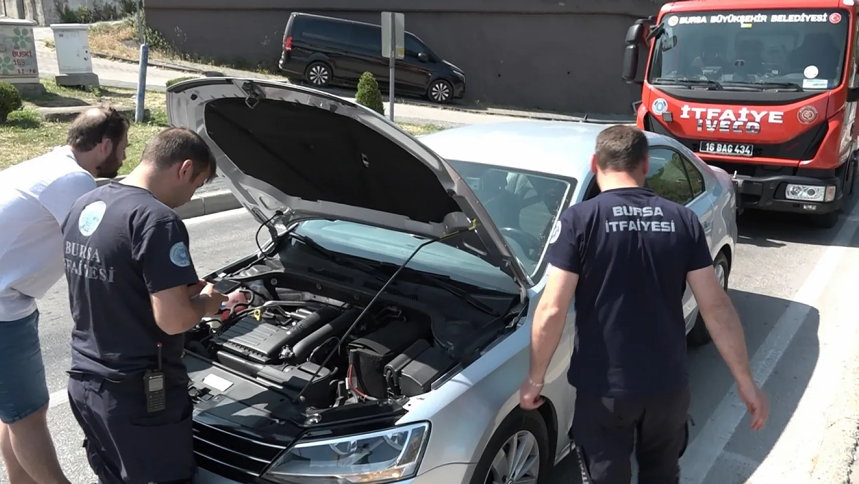 Yavru kedi, trafiği kilitledi