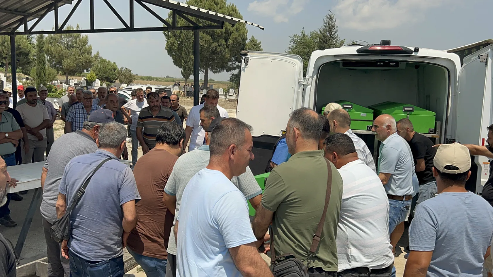 Baba ve kızları yan yana defnedildi