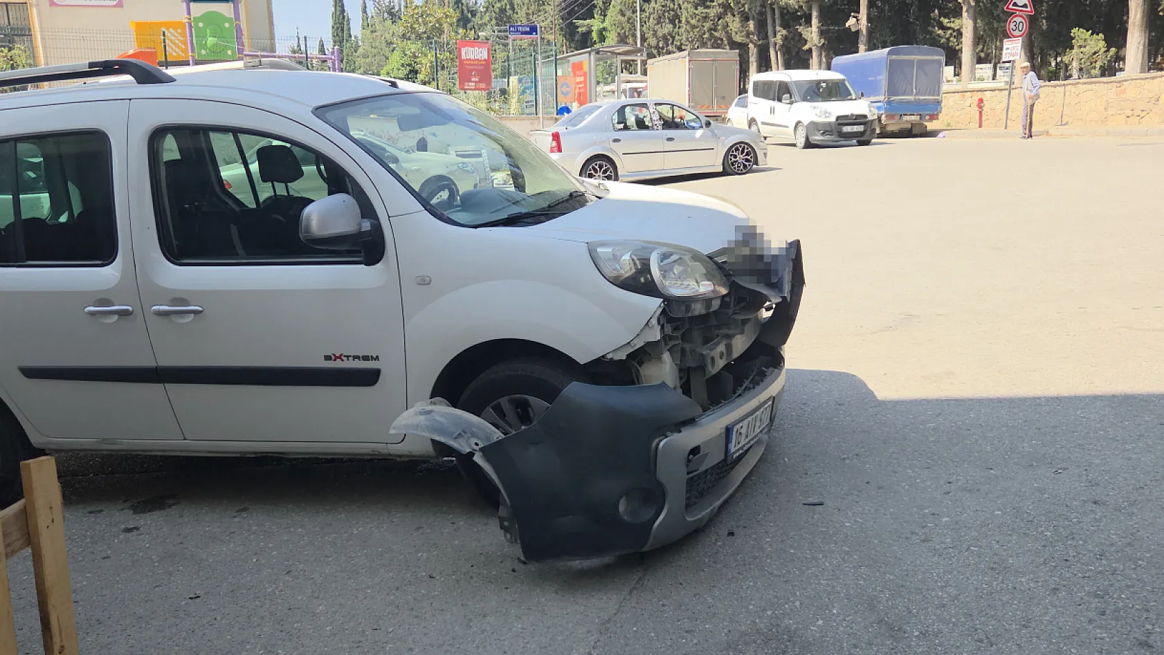 Direksiyon başında fenalaştı 4 araca çarparak durabildi