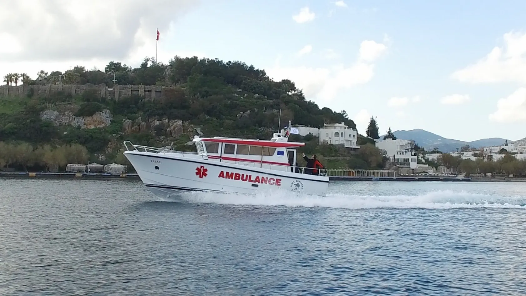 Denizde parmağı koptu, deniz ambulansıyla Bodrum'a getirildi
