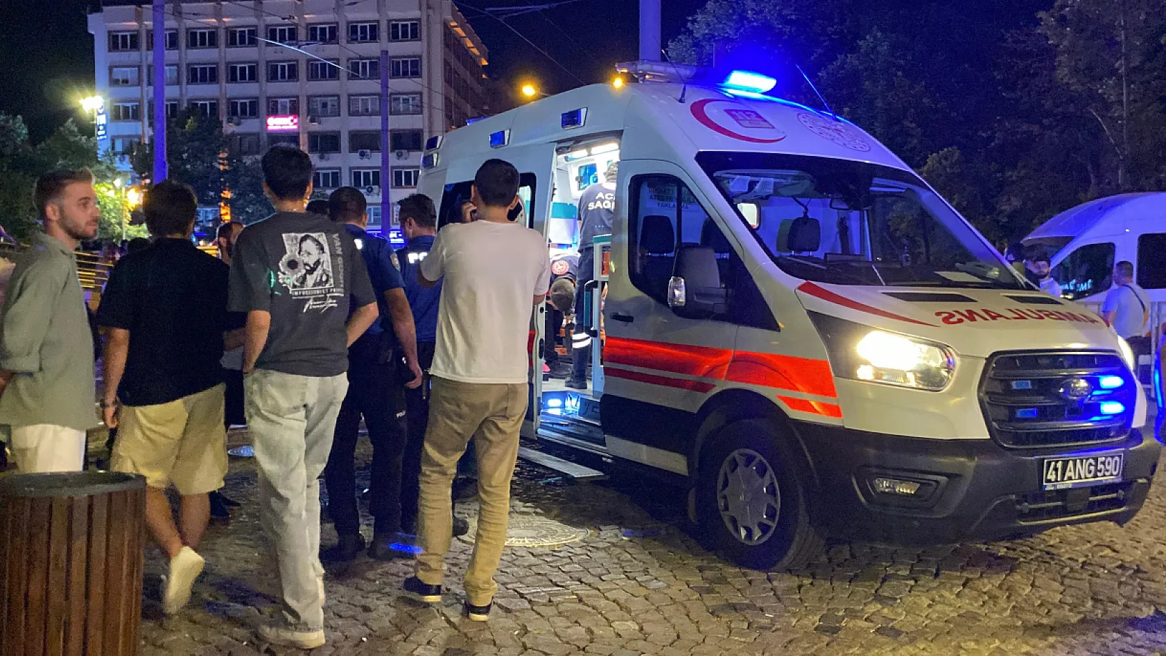 Kentin göbeğinde 17 yaşındaki genç bıçaklandı