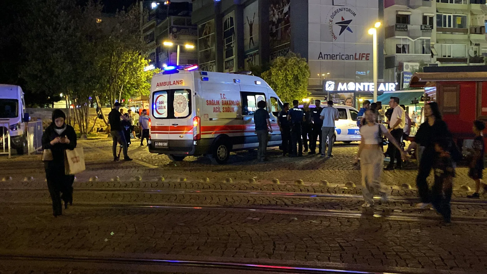 Kentin göbeğinde 17 yaşındaki genç bıçaklandı