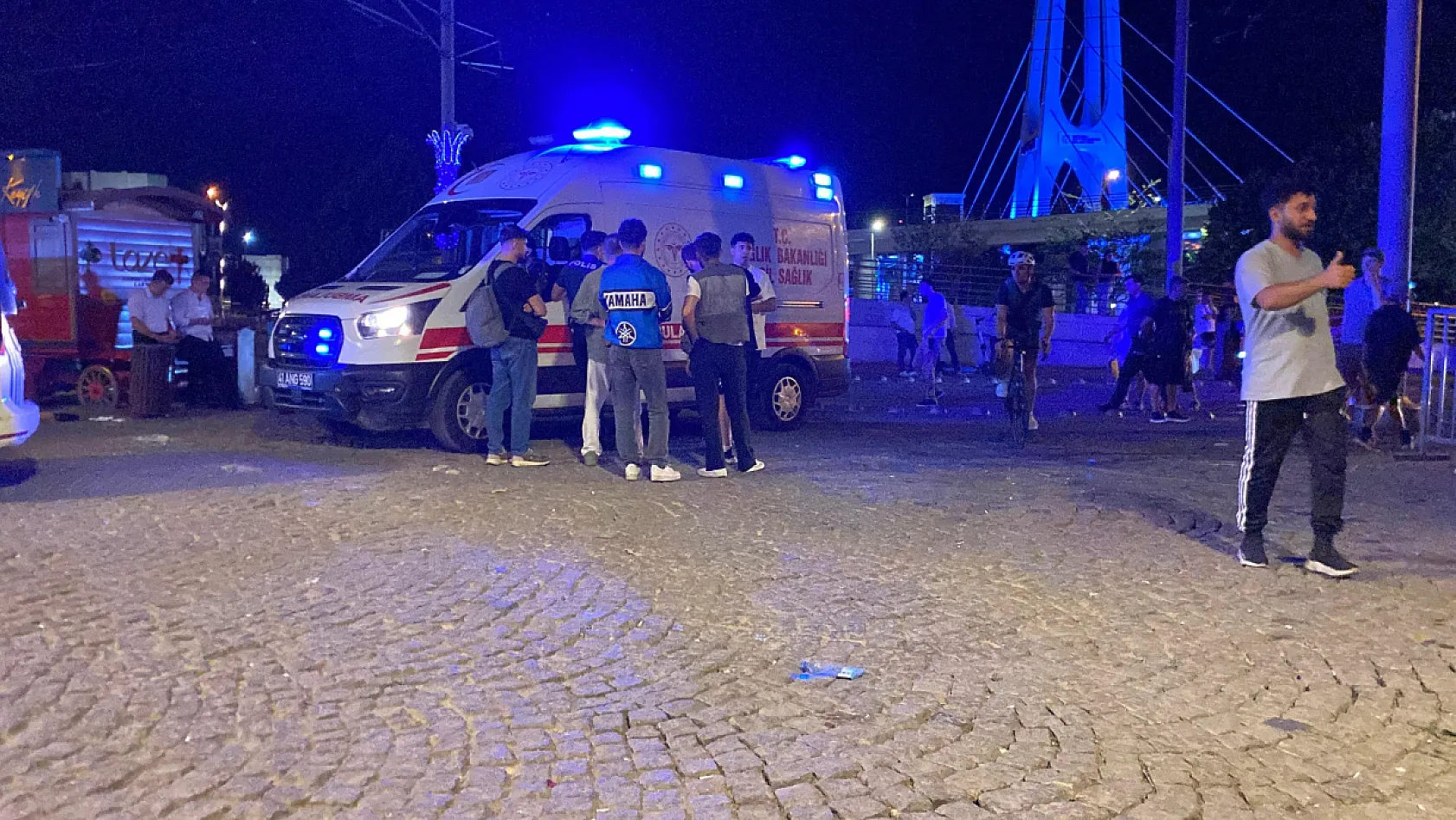 Kentin göbeğinde 17 yaşındaki genç bıçaklandı