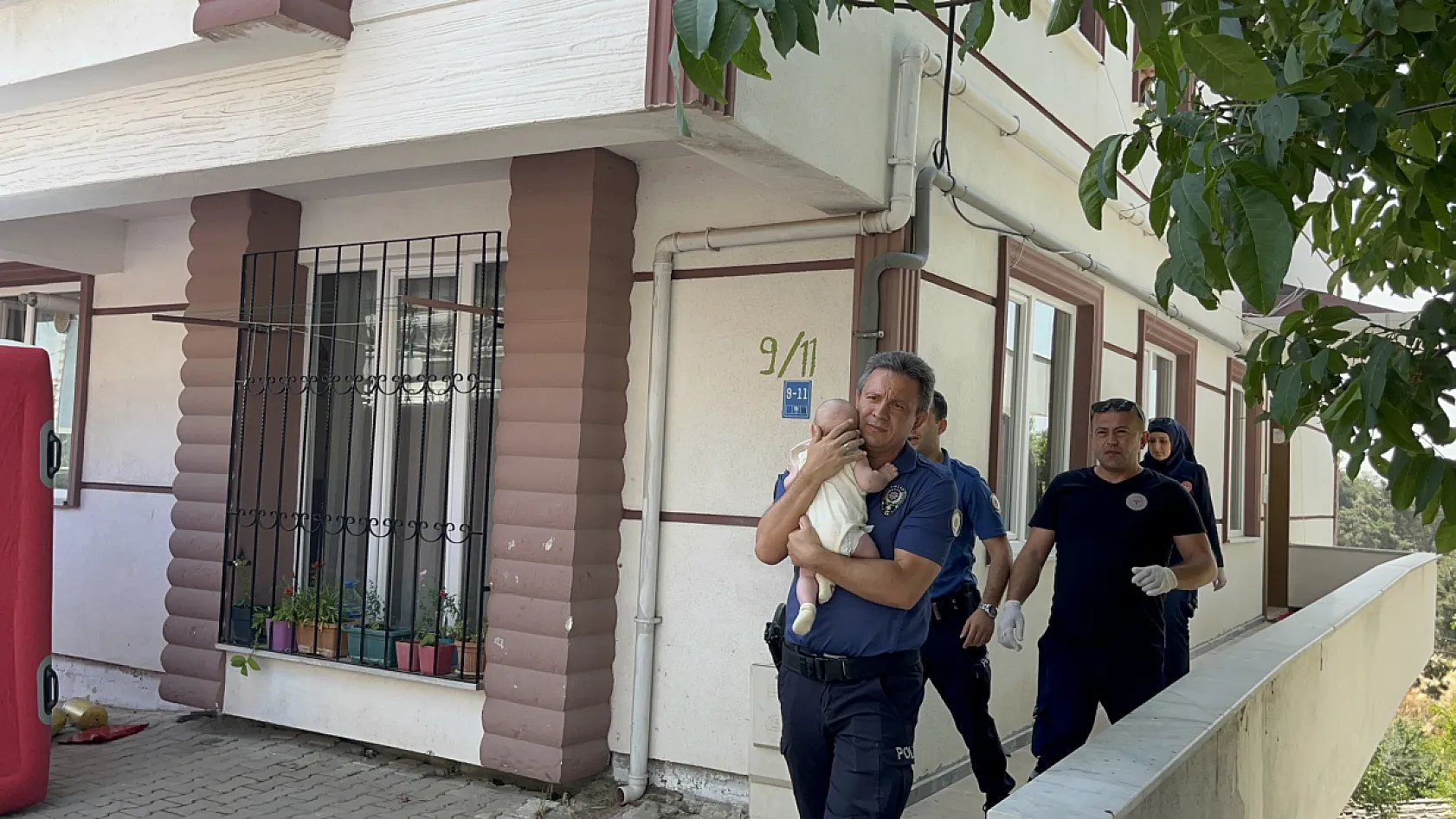 4 aylık bebeği rehin aldı, 'yaklaşmayın' diyerek balkondan bal kabağını fırlattı