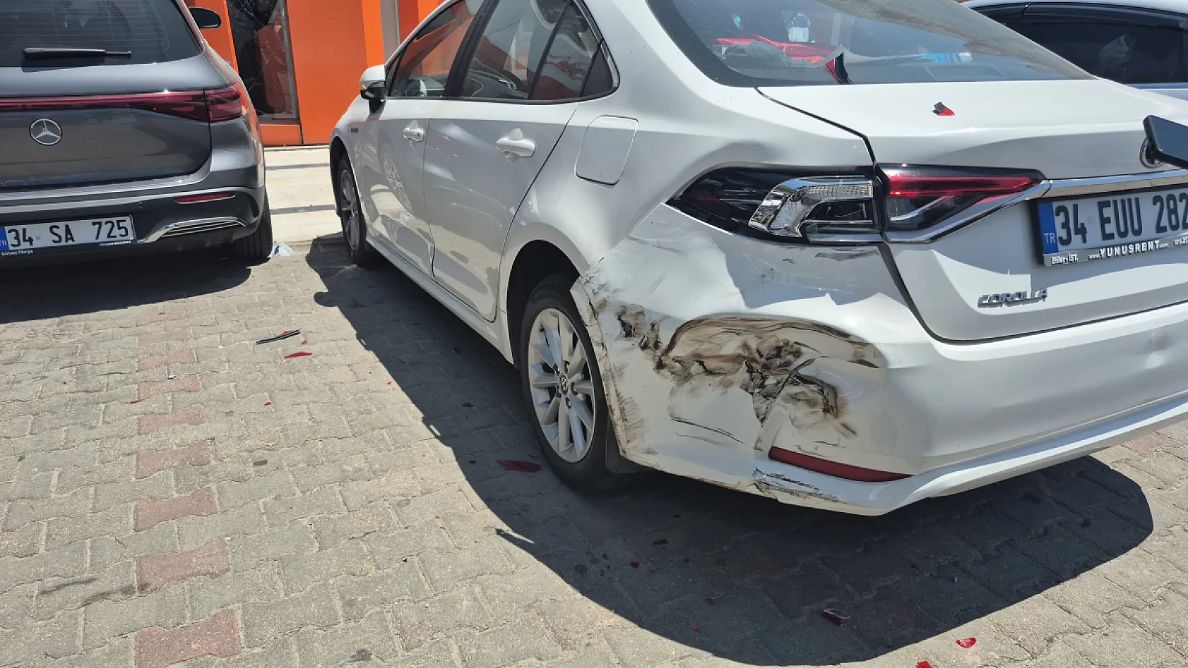 Cipin çarptığı otomobil bankaya girdi