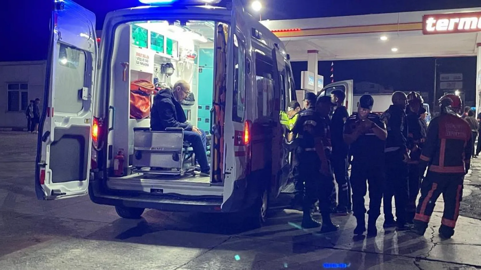 Faciadan dönüldü: 40 yolcusu olan otobüs tıra çarptı, 12 kişi yaralandı