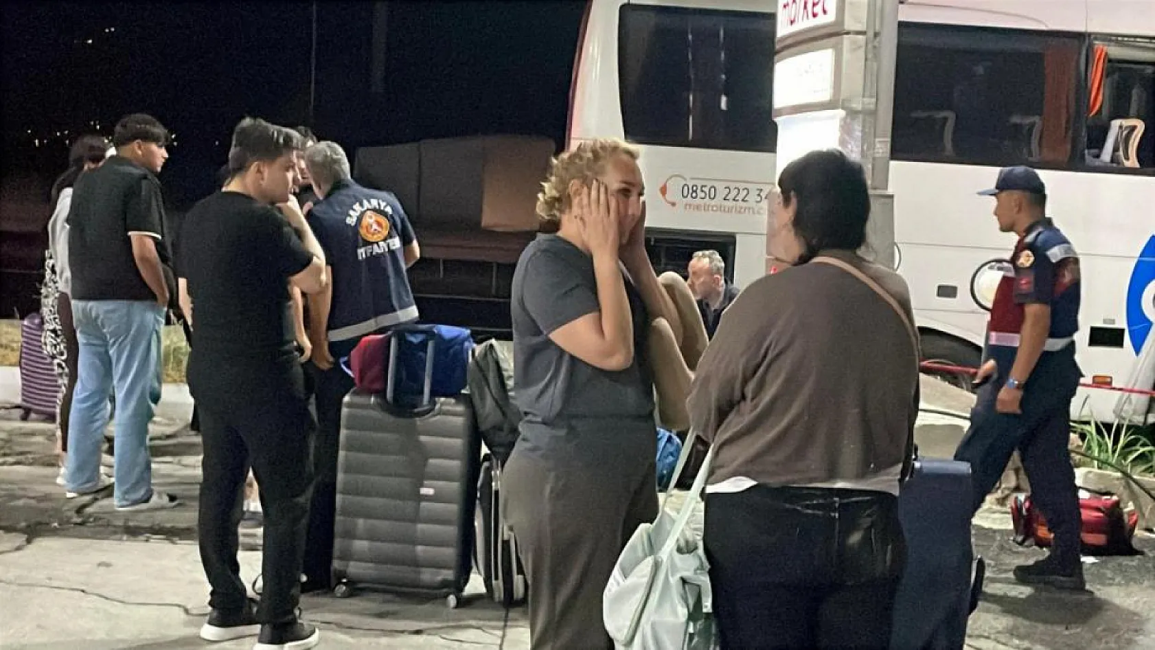 Faciadan dönüldü: 40 yolcusu olan otobüs tıra çarptı, 12 kişi yaralandı