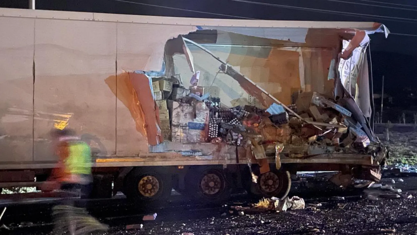 Faciadan dönüldü: 40 yolcusu olan otobüs tıra çarptı, 12 kişi yaralandı