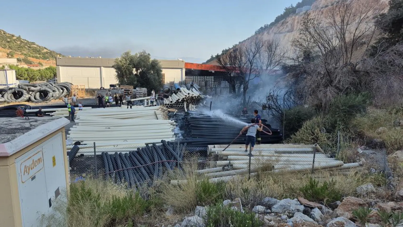 Bodrum'da depolama alanında yangın: Plastik borular yandı
