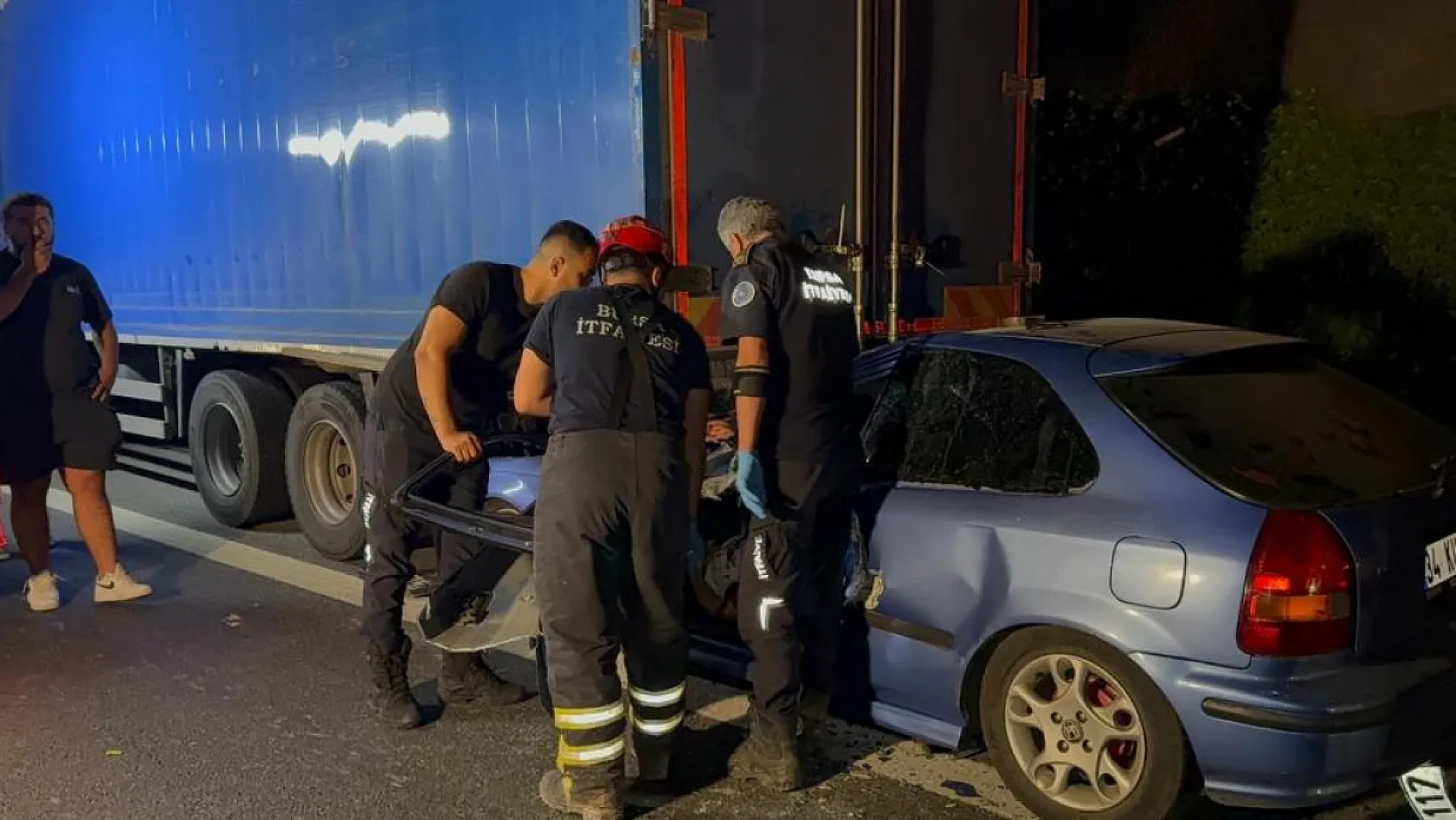 Kamyonun altına giren otomobilde can pazarı: 1 ölü, 1 ağır yaralı
