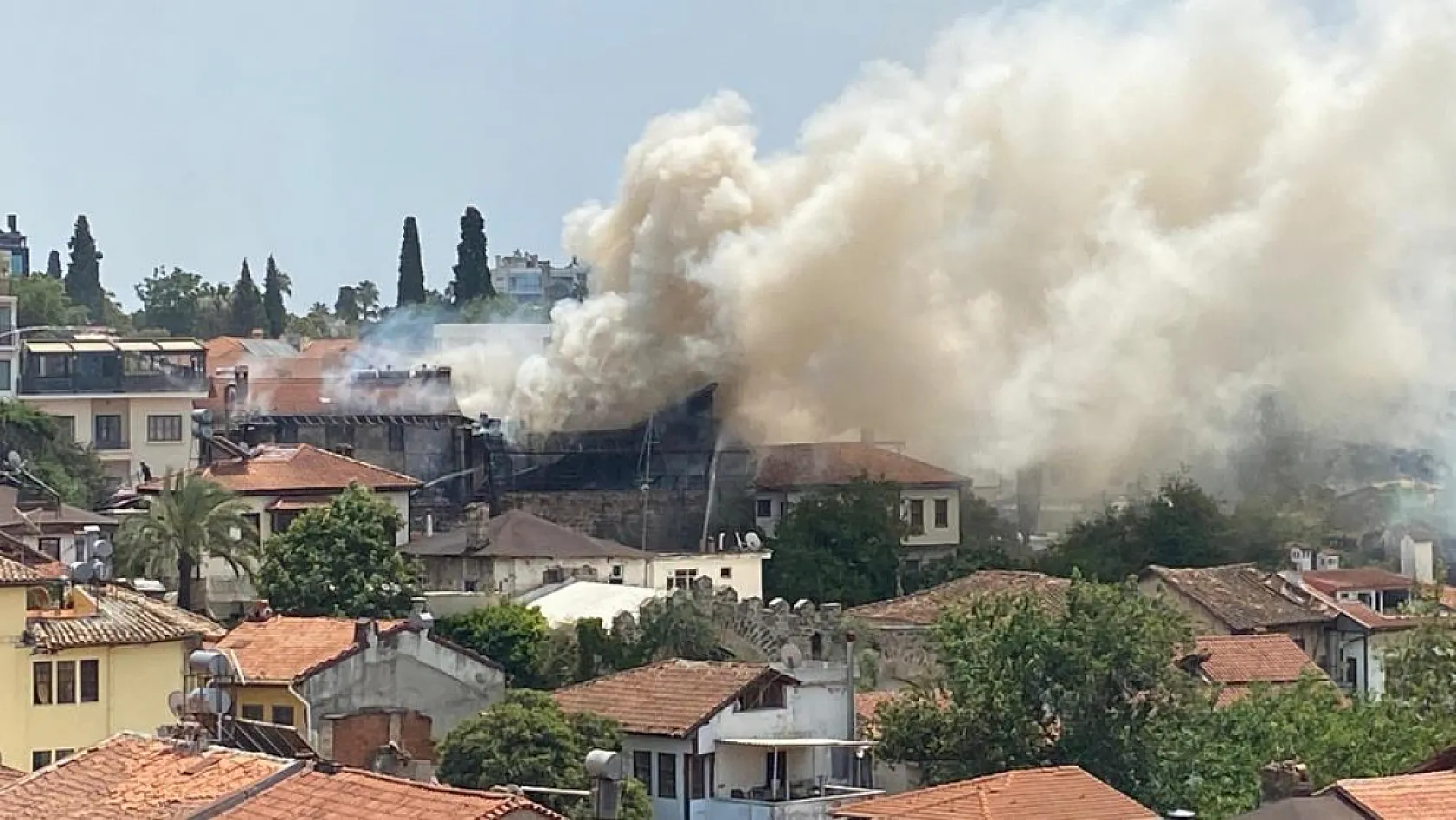 Antalya Kaleiçi'nde Otel Yangını: Alevler İki İş Yerine Sıçradı
