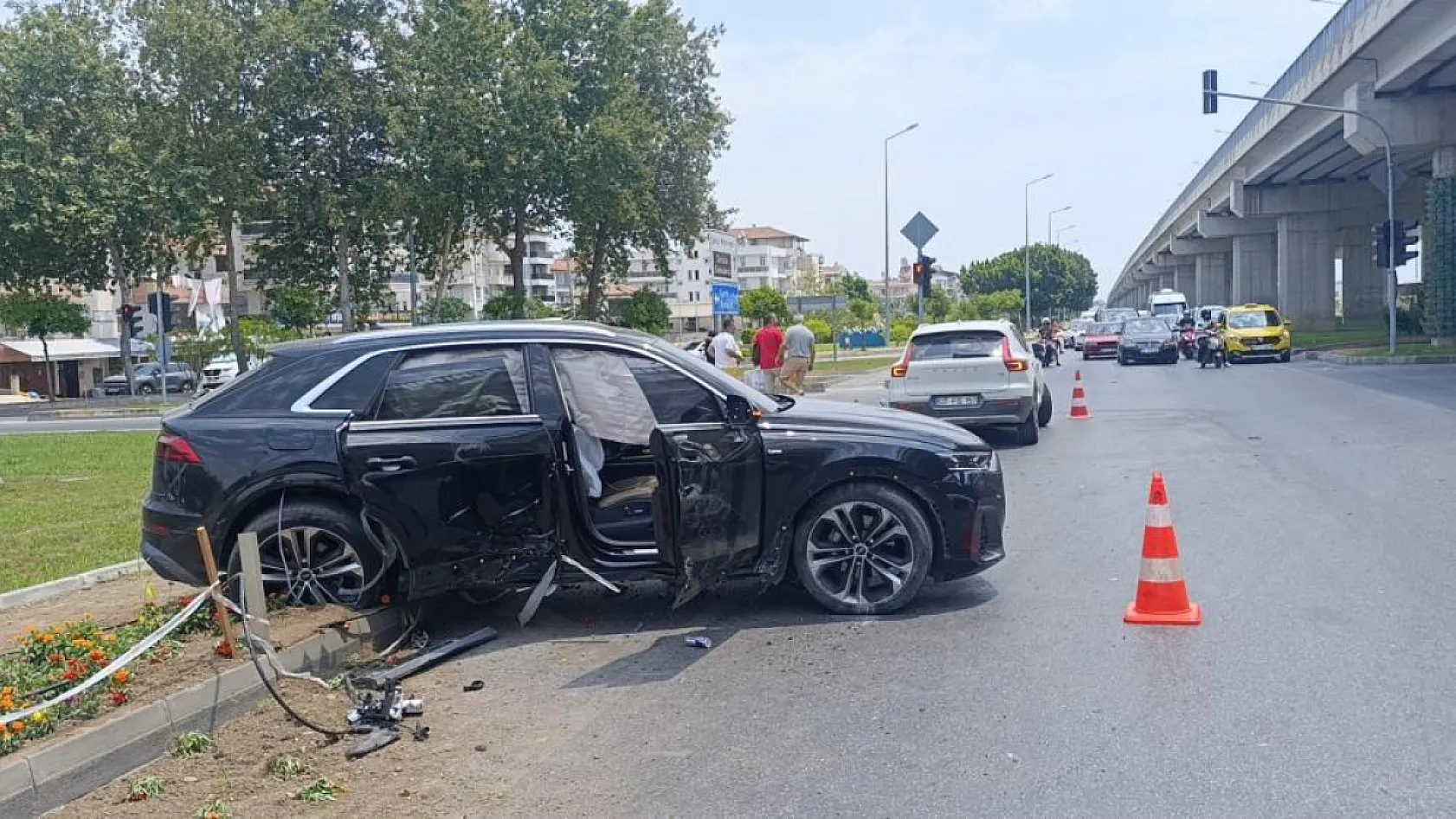 Hurdaya dönen lüks araçlardan burunları bile kanamadan çıktılar