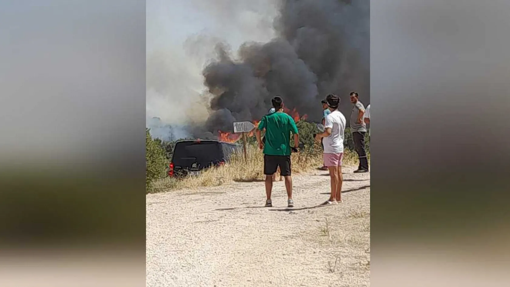 İzmir'de Çeşme'de yangın büyüdü, 5 uçak ve 18 helikopterle müdahele sürüyor