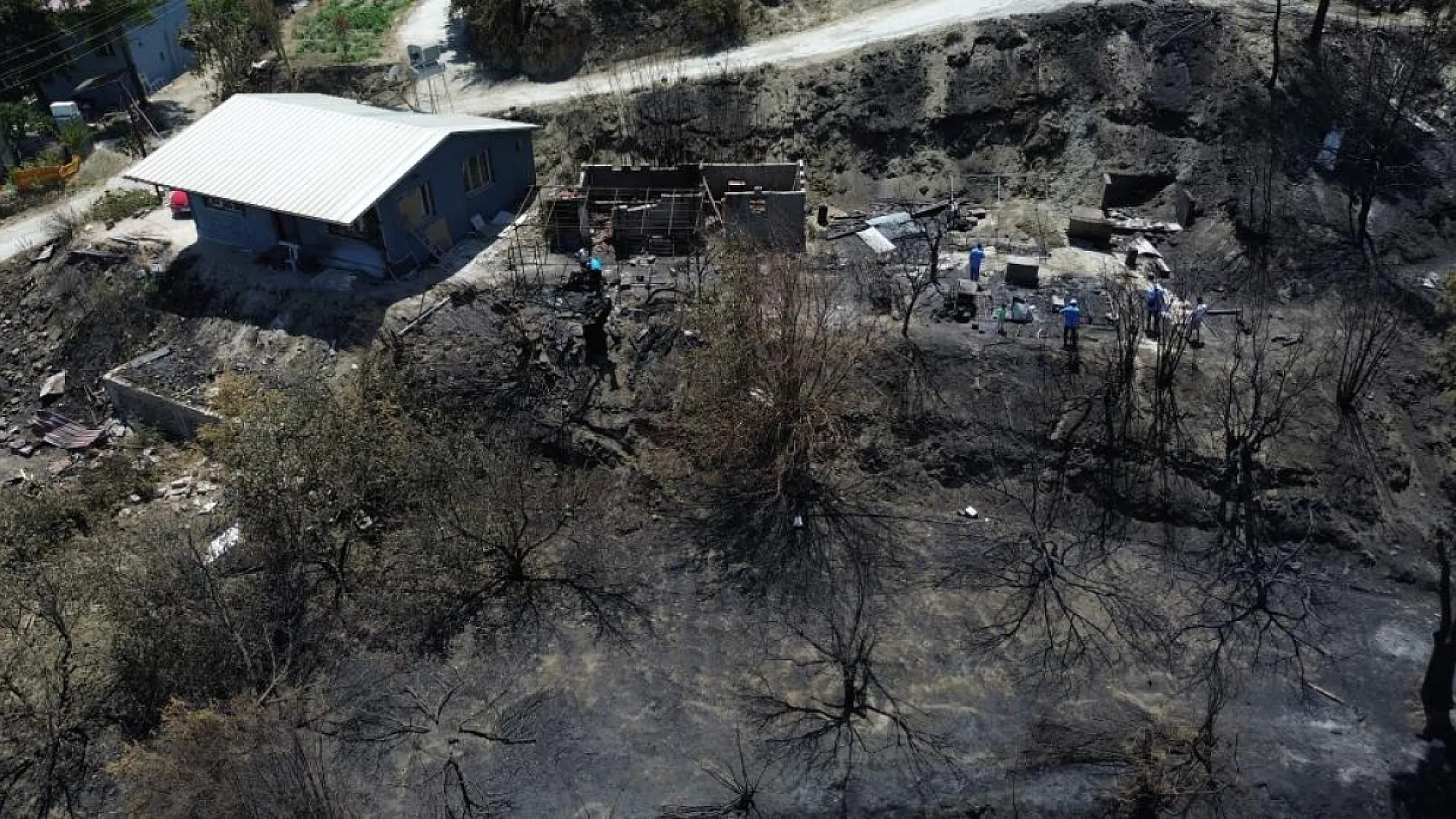 Depremde evi yıkılan kadının yeni yuvası için aldığı eşyalar yangında kül oldu