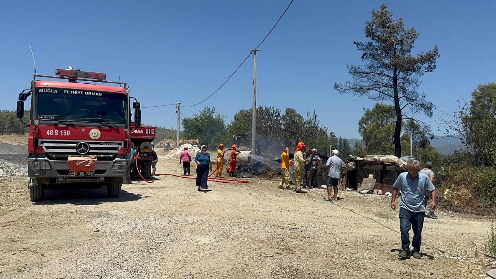 Seydikemer'de bariyer yapımı sırasında çıkan kıvılcımlar yangına neden oldu