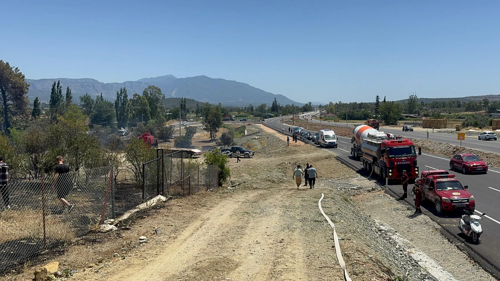 Seydikemer'de bariyer yapımı sırasında çıkan kıvılcımlar yangına neden oldu