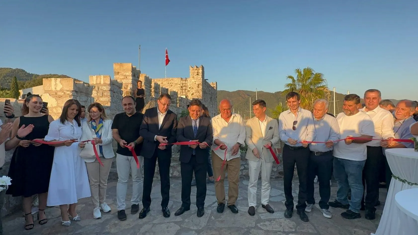 Denizden Gelen Kadın sergisi Marmaris Kalesi'nde açıldı