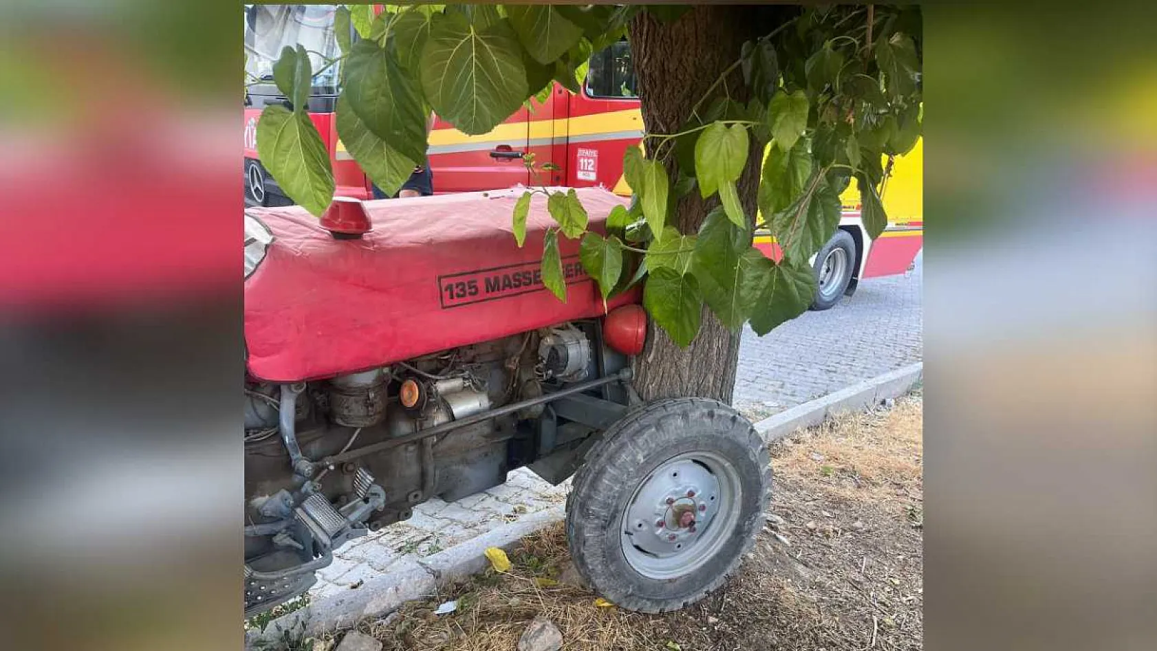 Traktör ağaca çarptı, sürücü hayatını kaybetti