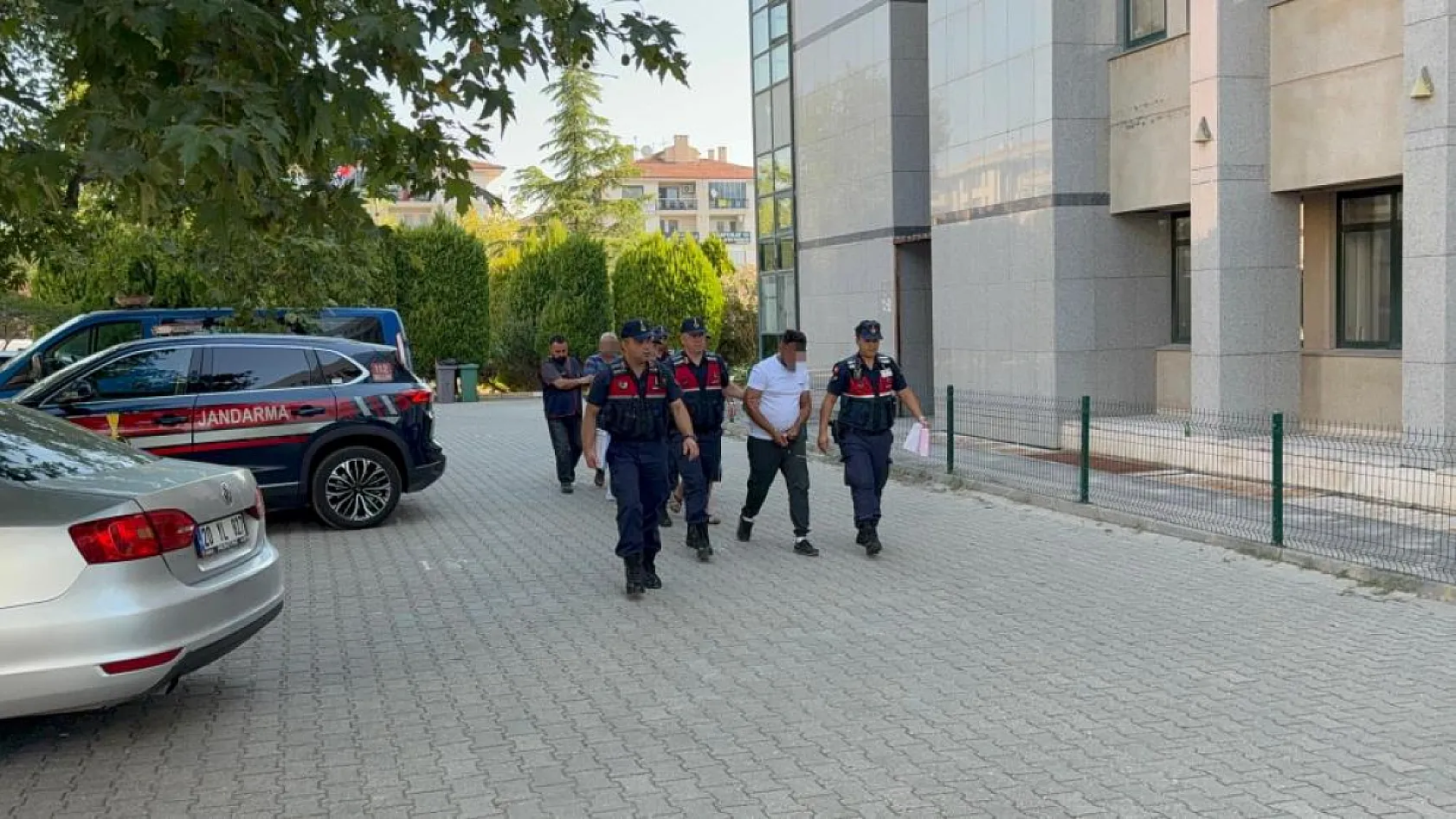 Komşunun traktörünü çalıp 60 bine sattılar