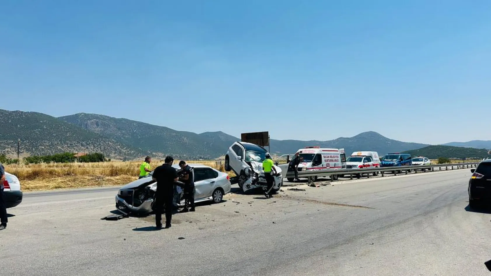 Burdur-Antalya Karayolu'nda iki otomobil çarpıştı: 2'si çocuk 5 yaralı
