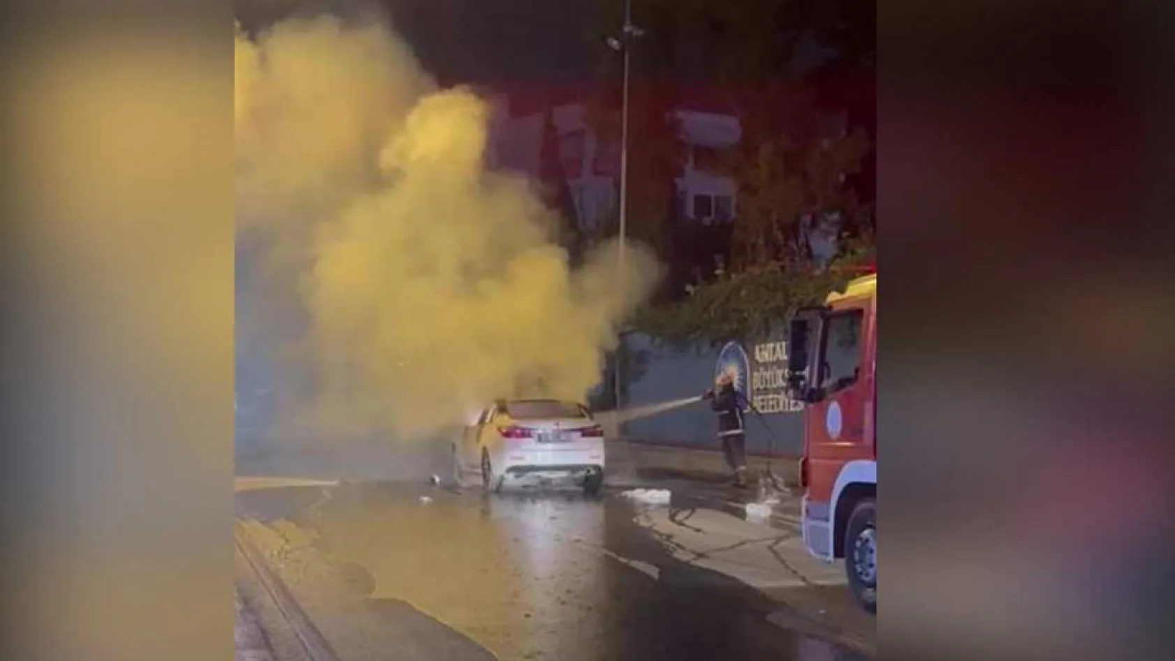 Seyir halindeyken yanmaya başlayan otomobil alev topuna döndü
