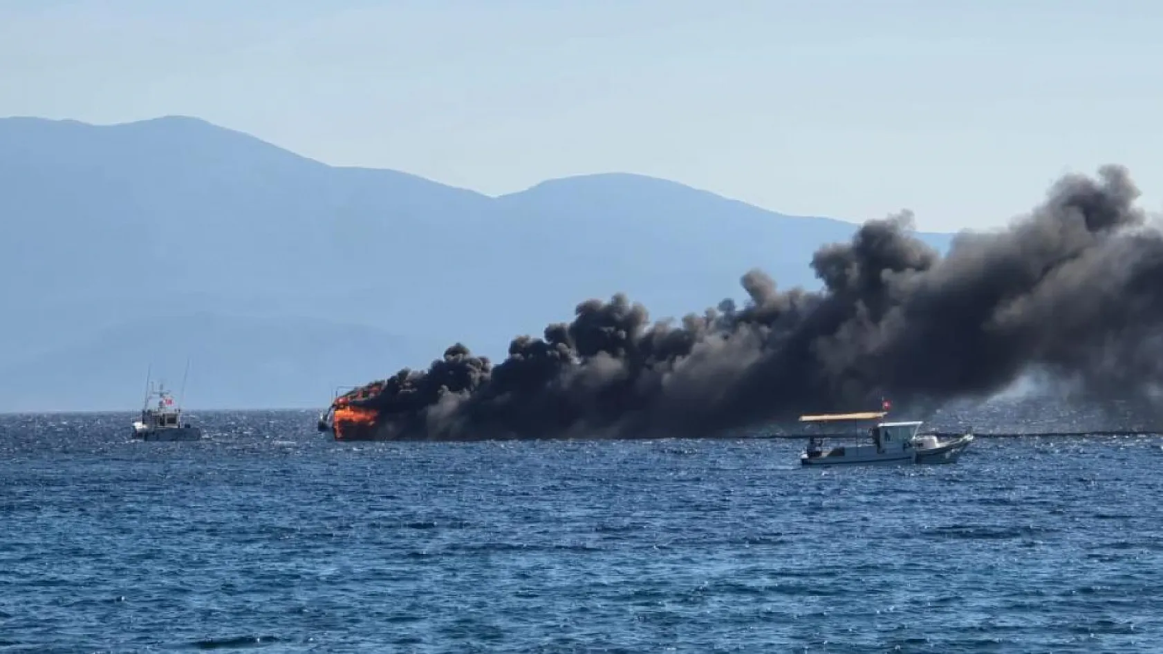 İzmir Çeşme'de yat yangını