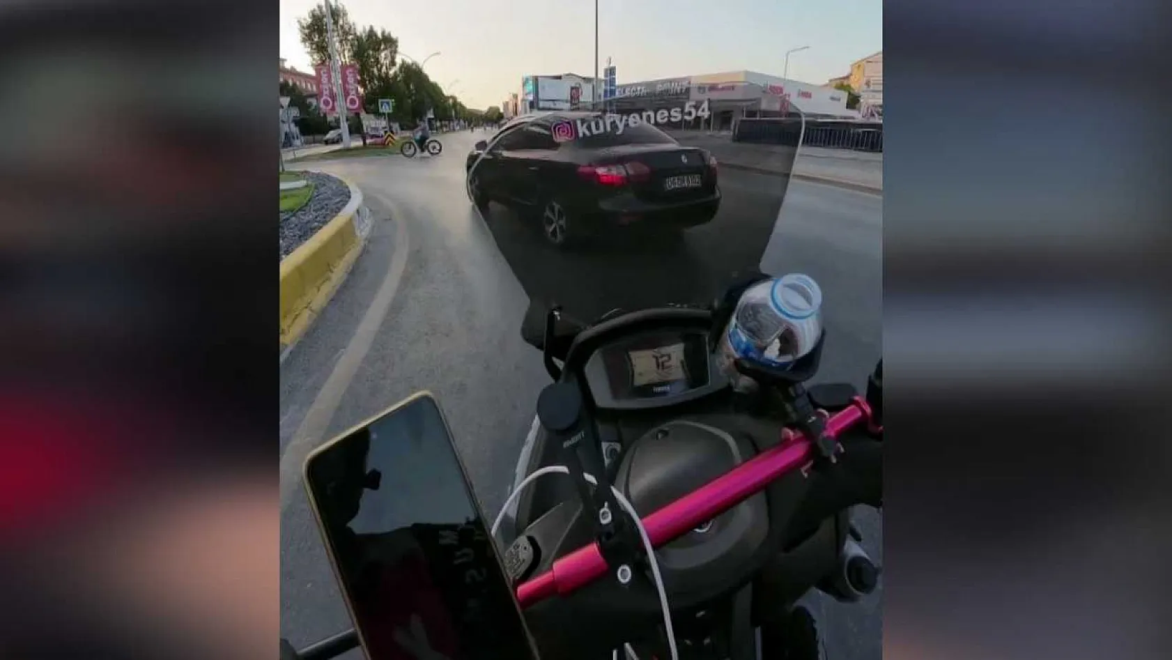 Bir anda kavşağın ortasında durdu, kimse ne olduğunu anlayamadı