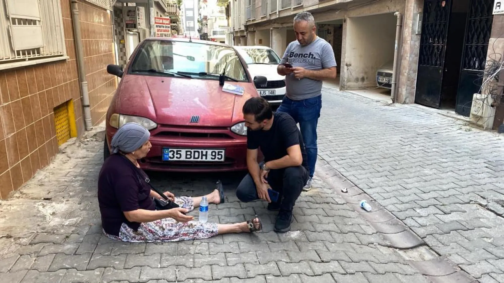 Eşini evde boğazında kemerle buldu