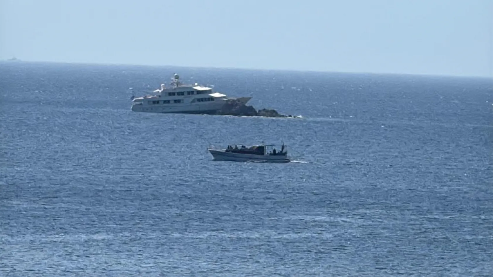 Bodrum'da lüks motoryat gece kayalıklara çarptı: 7 kişi kurtarıldı