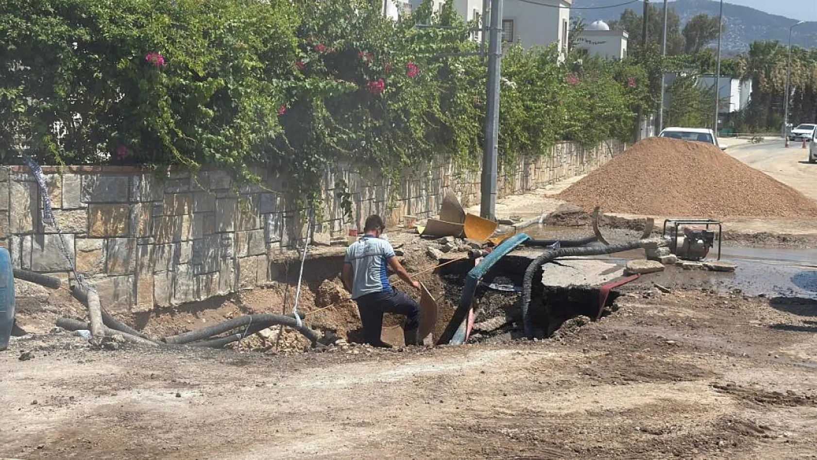 Bodrum'da su isale hattı patladı, yol trafiğe kapandı