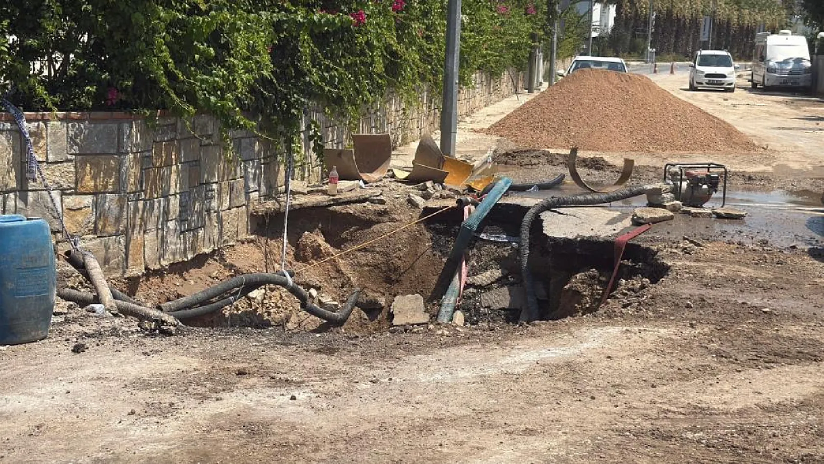 Bodrum'da su isale hattı patladı, yol trafiğe kapandı