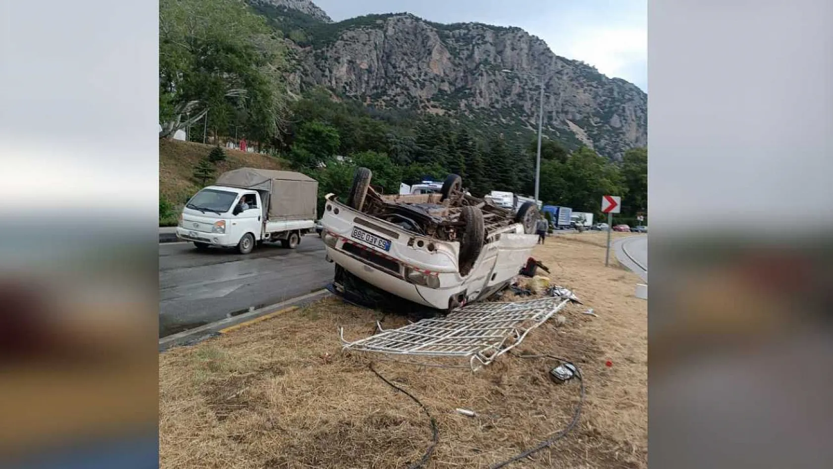 Yağmur nedeniyle kayganlaşan yolda minibüs devrildi: 1'i ağır 9 kişi yaralandı
