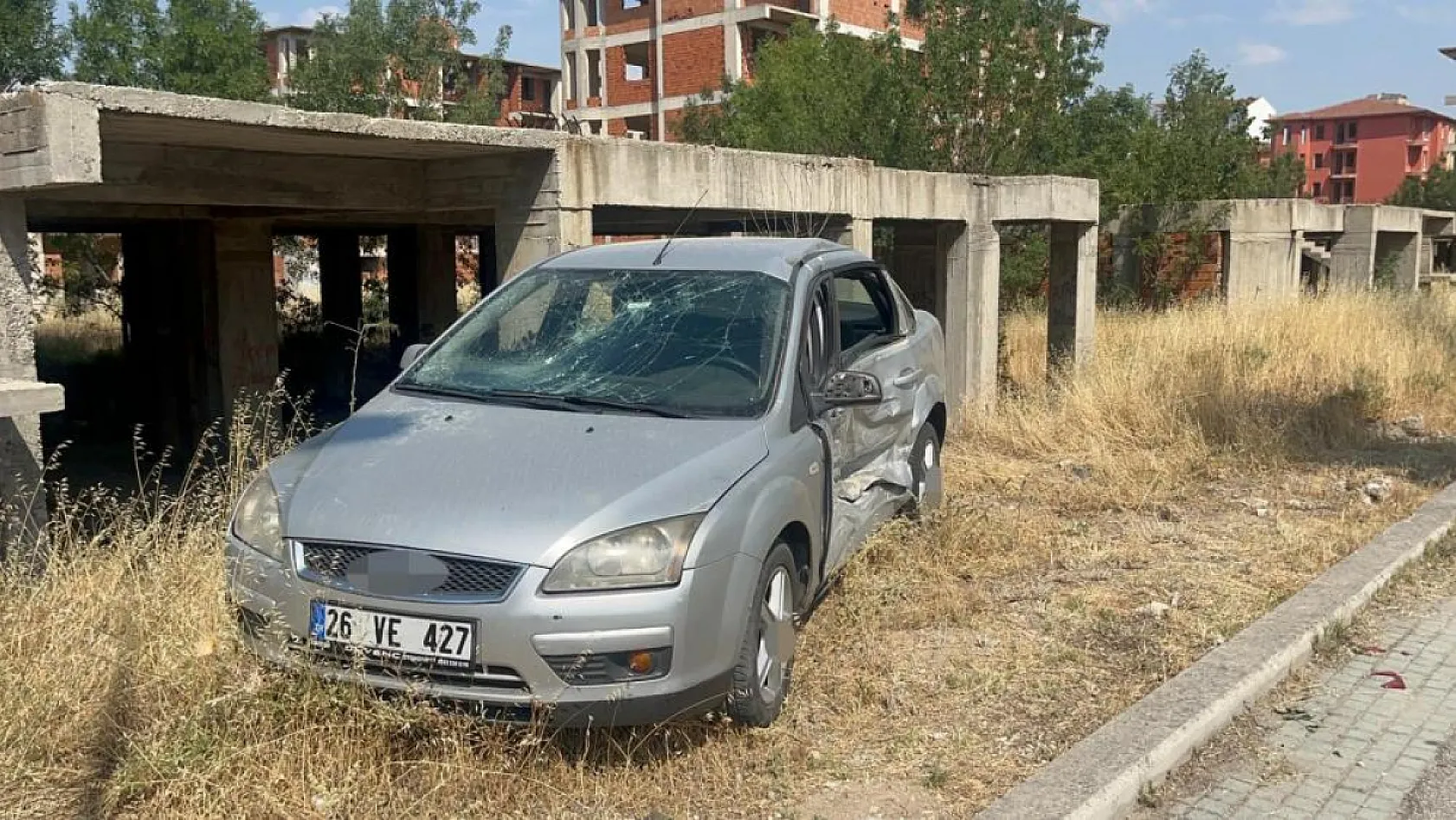 Kazayı inceleyen polisin aracına kontrolden çıkan otomobil çarptı: 1'i polis 3 yaralı