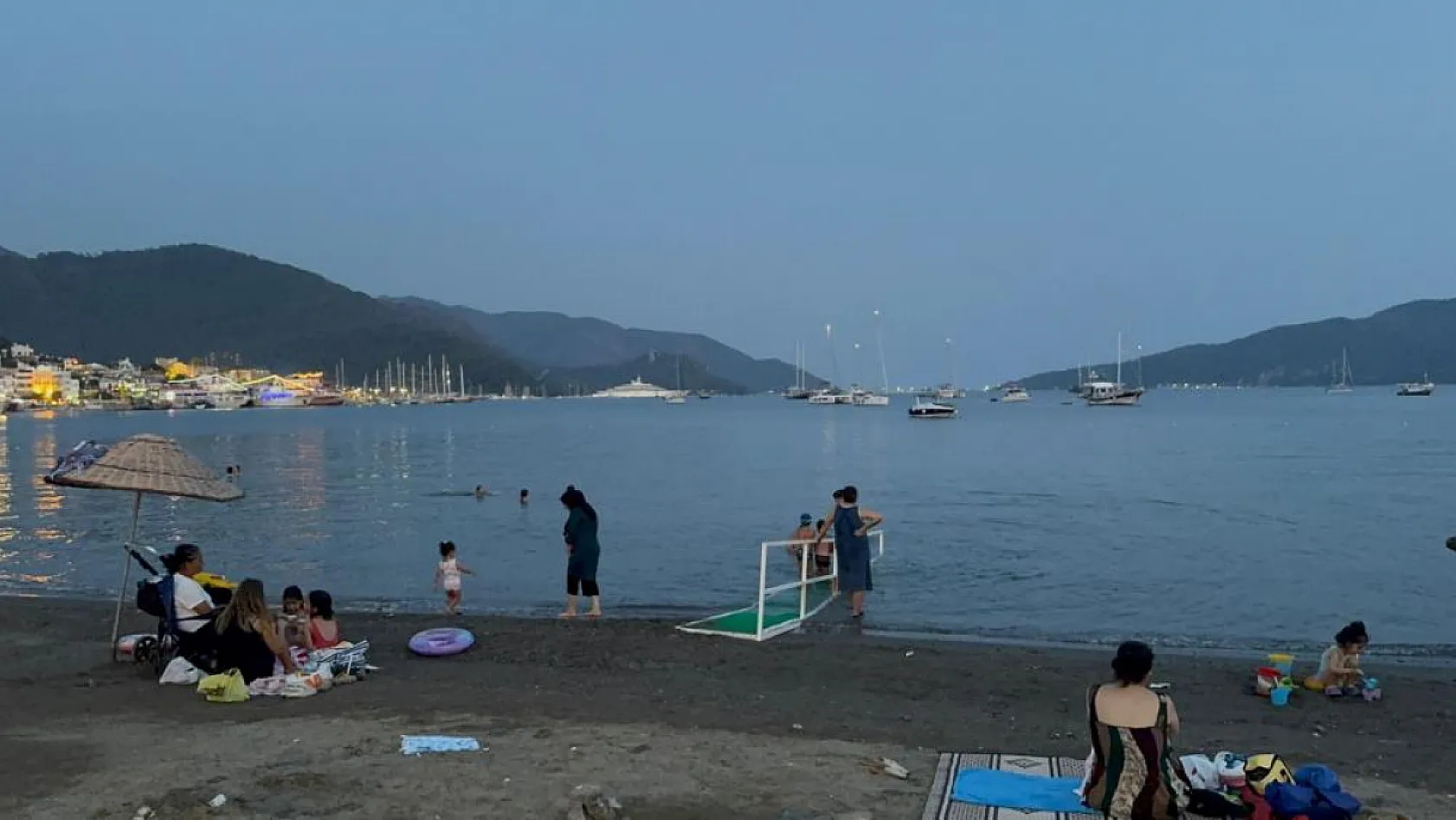 Marmaris'te sıcak hava nedeniyle tatilciler gece denize giriyor